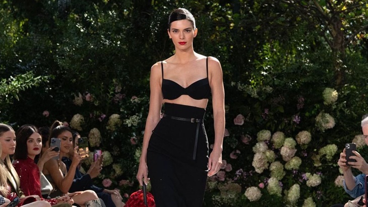 Kendall Jenner Debut bersama Michael Kors di New York Fashion Week