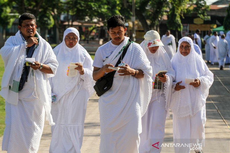 Jamaah calon haji mengikuti manasik haji di Lhokseumawe, Aceh, Sabtu (29/6/2019). Pemerintah memutuskan tidak memberangkatkan jamaah haji ke Tanah Suci pada tahun 2020 guna menghindari risiko penularan COVID-19. ANTARA FOTO/Rahmad/ama