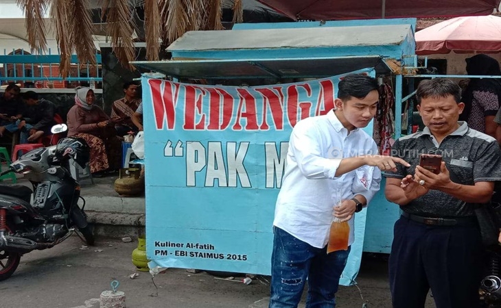 DPD PDIP Jateng Resmi Buka Pendaftaran Bakal Calon, Gibran Pilih Beli Es Teh di Angkringan