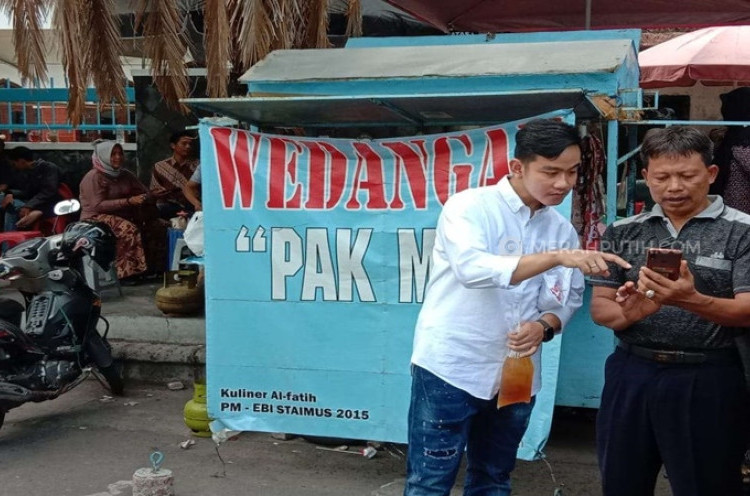  DPD PDIP Jateng Resmi Buka Pendaftaran Bakal Calon, Gibran Pilih Beli Es Teh di Angkringan