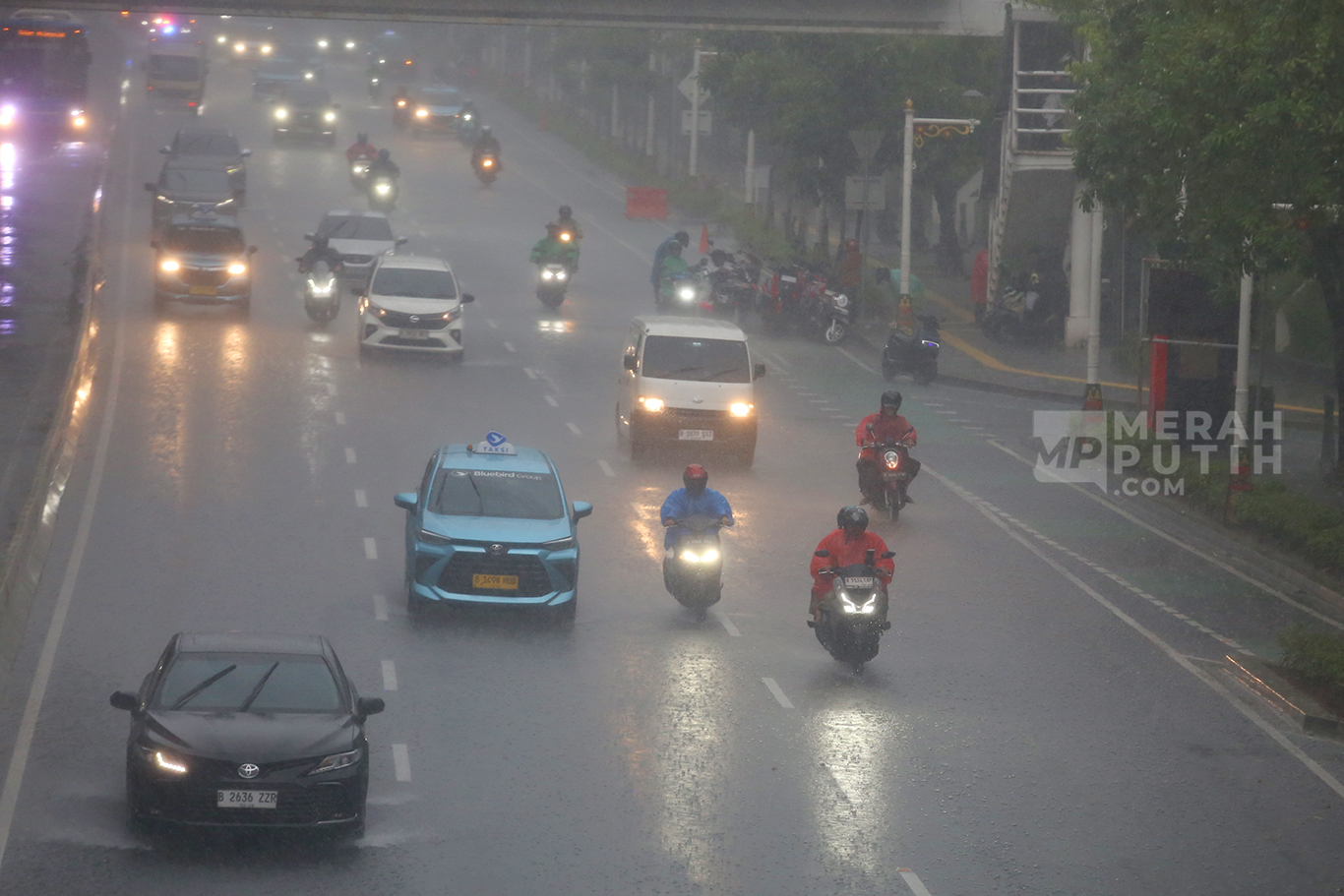 Hujan Lebat Mengguyur Kota Jakarta, BMKG Imbau Kewaspadaan