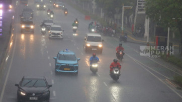 Hujan Lebat Mengguyur Kota Jakarta, BMKG Imbau Kewaspadaan