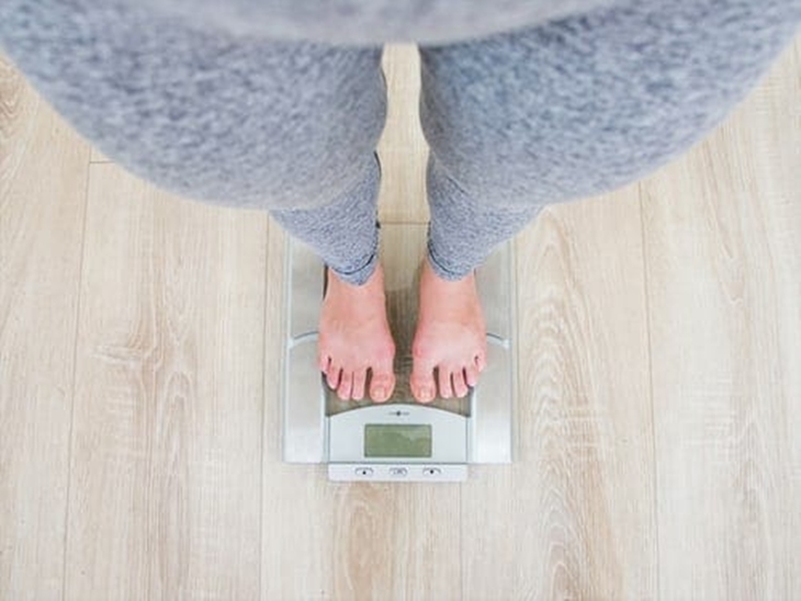(Trivia 3) sekitar 21% untuk mengalami kenaikan berat badan akibat tidur lebih dari delapan jam (foto unsplash Gesina Kunkel)