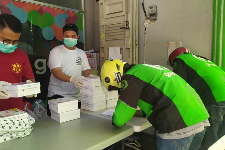 PT Pertamina Marketing Operation (MOR) I melalui Pertaminang menggandeng Himpunan Wirawasta Nasional Minyak dan Gas Bumi (Hiswana) Sumatera Barat berbagi berkah memberikan bantuan makan siang kepada ojek daring yang terdampak ekonomi akibat virus COVID-19 di daerah itu. (Istimewa)