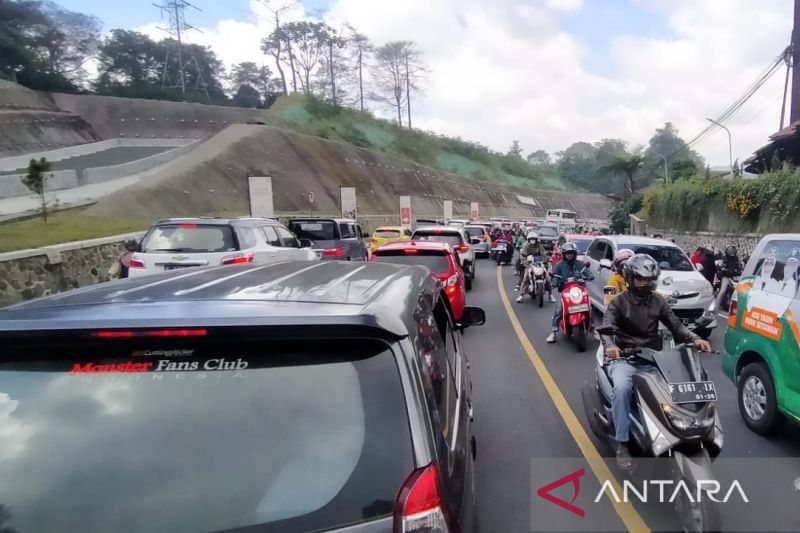Puncak Bogor Macet Parah, 8 Jam Mobil Tidak Bergerak