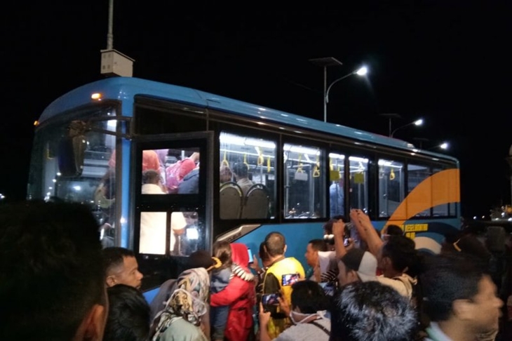   Belasan pengungsi konflik Wamena menumpangi bus milik Pemkot Baubau saat tiba di pelabuhan Murhum daerah itu, pada Sabtu dini hari, sekitar pukul 01.00 Wita (ist)