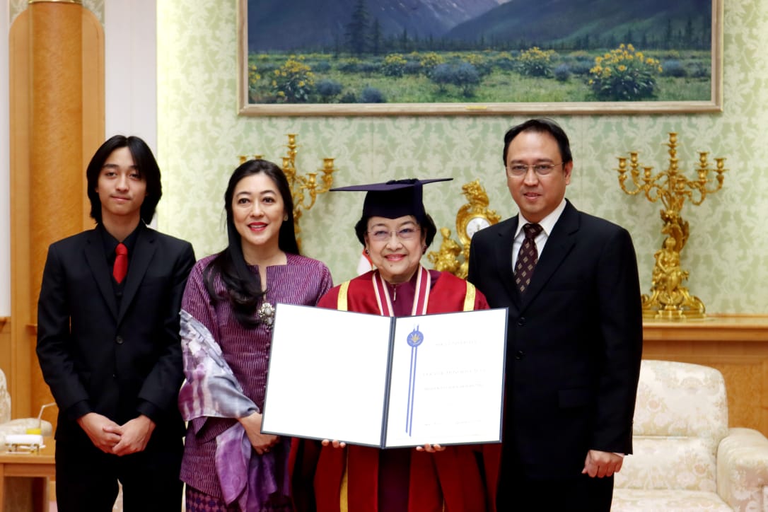 Presiden ke-5 RI yang juga Ketua Umum Partai Demokrasi Indonesia (PDI) Perjuangan Megawati Soekarnoputri menerima gelar Doktor Honoris Causa (DR HC) dari Universitas Soka, Tokyo, Jepang, Rabu (8/1). Foto: Humas PDIP