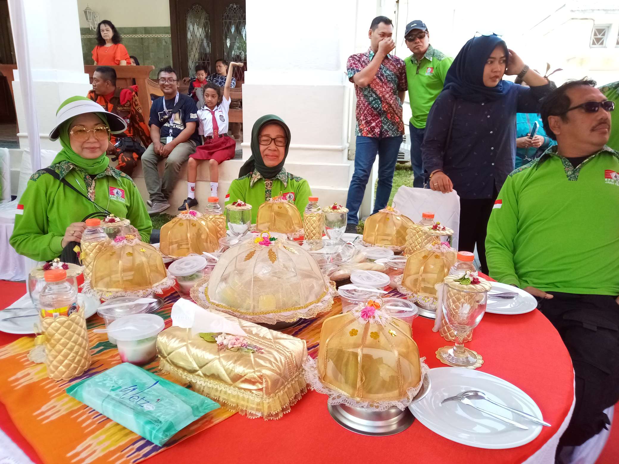 Ibunda, Presiden Jokowi, Sujiatmi Notomiharjo membuka acara Festival Kuliner Sulawesi Selatan di Loji Gandrung, Solo, Jawa Tengah, Minggu (10/11). (MP/Ismail)