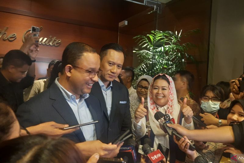 Bakal calon presiden dari Koalisi Perubahan untuk Persatuan (KPP) Anies Baswedan, Ketua Umum Partai Demokrat Agus Harimurti Yudhoyono dan Putri Presiden ke-4 RI Yenny Wahid (ki-ka) usai peluncuran buku "Tetralogi Transformasi AHY" di Djakarta Theatre, Jakarta, Kamis (10/8/2023). ANTARA/Narda Margaretha Sinambela (ANTARA/Narda Margaretha Sinambela)