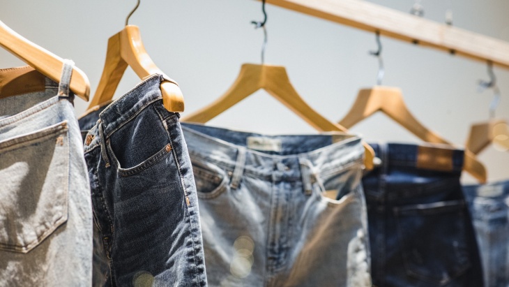 Sulap Celana Jeans Lama Jadi Baru dengan Teknik Acid Wash