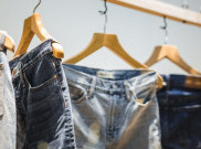 Sulap Celana Jeans Lama Jadi Baru dengan Teknik Acid Wash
