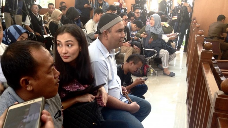 Putri Cantik Ratna Sarumpaet Tiba-Tiba Keluar Saat Pembacaan Vonis, Kenapa?