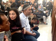 Putri Cantik Ratna Sarumpaet Tiba-Tiba Keluar Saat Pembacaan Vonis, Kenapa?