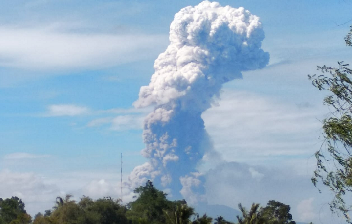 Gunung Soputan di Minahasa Tenggara Provinsi Sulawesi Utara meletus (3/10) pukul 08.47 WITA (@Sutopo_PN)