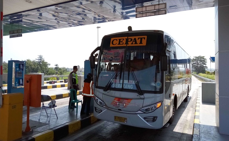 Kendaraan memasuki Gerbang Tol Solo-Ngawi