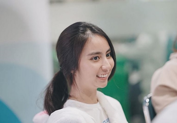 Clairine membawa 50 sachet sambal (Foto: Instagram/clairineclay)