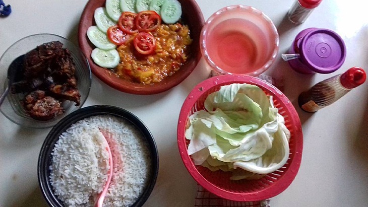 Nasi bekepor juga disajikan dengan sambal. (Foto: https://www.instagram.com/bekepor_ntaw)