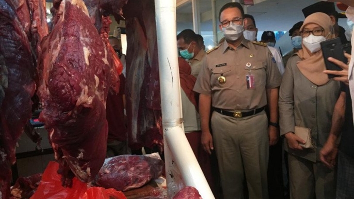 Gubernur DKI Jakarta Anies Baswedan mengunjungi Pasar Mayestik, Jakarta Selatan, Selasa (11/5/2021). ANTARA/Mentari Dwi Gayati