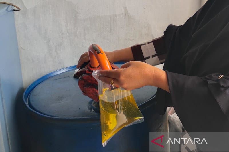 Pedagang membungkus minyak goreng curah di pasar tradisional di Aceh Timur. ANTARA/Hayaturrahmah