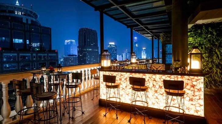 Menikmati Minuman di Ketinggian