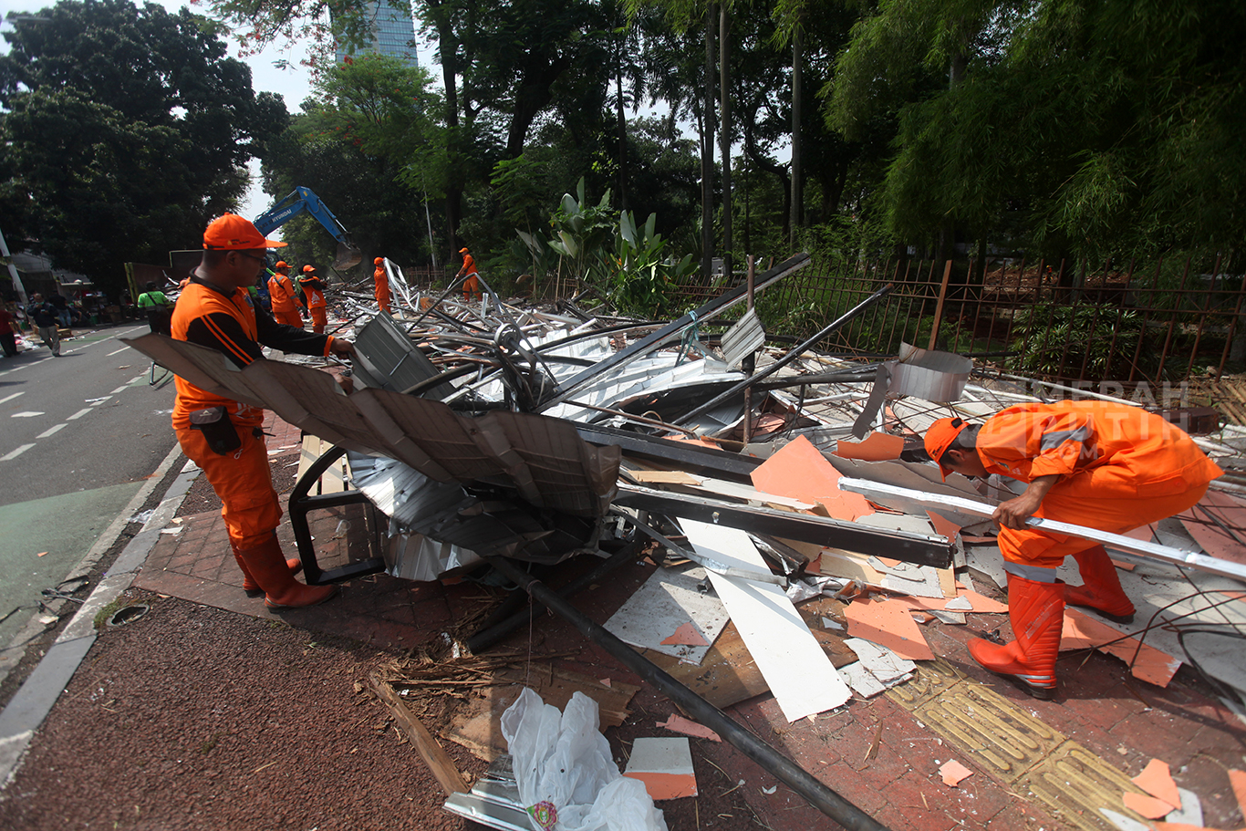 Susana penetiban bangunan kios Pasar hewan Peliharaan Barito, Jakarta Selatan, Senin (27/10/2025).