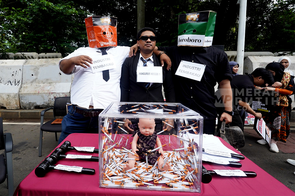 Aksi Teaterikal Peringati Hari Kesehatan Nasional Desak Pengendalian Tembakau di Jakarta