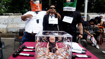 Aksi Teaterikal Peringati Hari Kesehatan Nasional Desak Pengendalian Tembakau di Jakarta