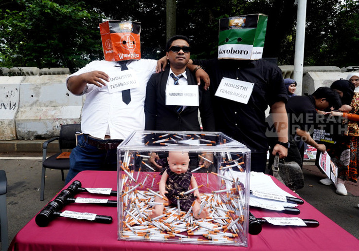 Aksi Teaterikal Peringati Hari Kesehatan Nasional Desak Pengendalian Tembakau di Jakarta