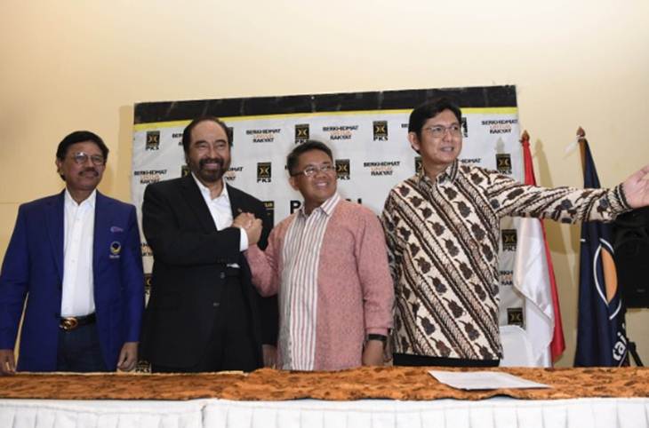 Ketua Umum Partai Nasional Demokrat (Nasdem) Surya Paloh (kedua kiri) bersama Presiden Partai Keadilan Sejahtera (PKS) Sohibul Iman (tengah). ANTARA FOTO/Puspa Perwitasari