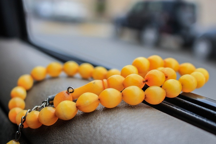Orang tua pasti sangat senang mendapat oleh-oleh peralatan ibadah. (Foto: Pixabay/oranfireblade)
