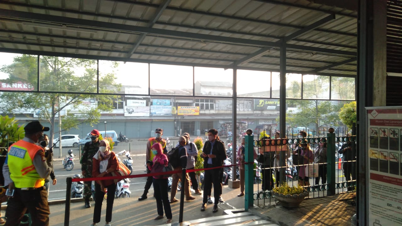 Jumlah Penumpang KRL Turun 12 Persen pada Hari Keempat PPKM Darurat