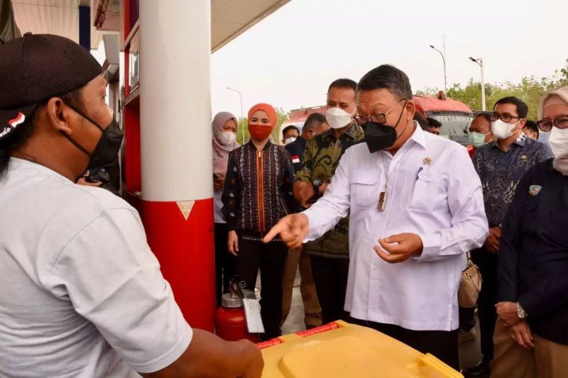 Menteri ESDM Arifin Tasrif (kedua kanan) saat melakukan sidak ke salah satu stasiun pengisian bahan bakar umum di Kota Bengkulu, Provinsi Bengkulu, Minggu (10/4/2022). (ANTARA/HO-Kementerian ESDM)