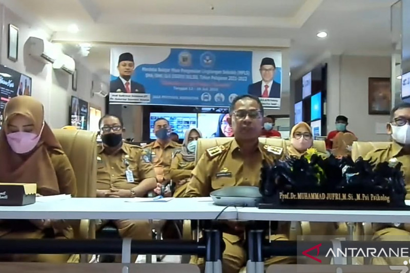 Plt Gubernur Sulsel Andi Sudirman Sulaiman saat memberikan pengarahan pada pembukaan Masa Pengenalan Lingkungan Sekolah (PMLS) untuk tingkat SMA dan sekolah sederajat se-Sulsel, Senin (12/7/2021). ANTARA FOTO/ Suriani Mappong