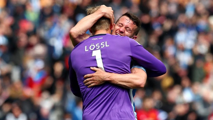 Perkenalkan Jonas Lossl, Kiper yang Hobi Bikin Assist ke Gawang MU