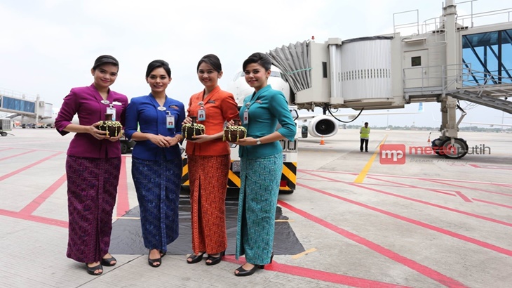 Para awak dan pramugari Garuda Indonesia