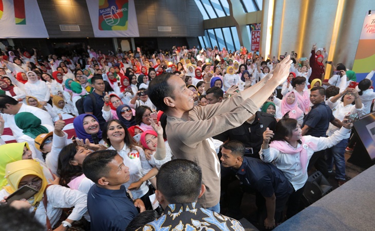Presiden Jokowi bersama para caleg Perempuan Keren