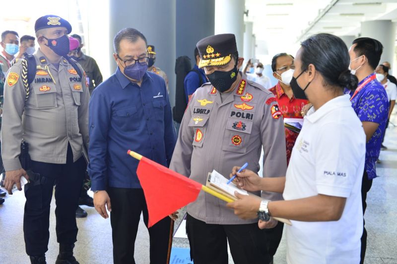 Kapolri Jenderal Pol Listyo Sigit Prabowo mengecek kesiapan pengelola Bandara Internasional I Gusti Ngurah Rai menerima kedatangan tamu asing dari 19 negara, di Bali, Sabtu (23/10/2021). (ANTARA/HO-Divisi Humas Polri)