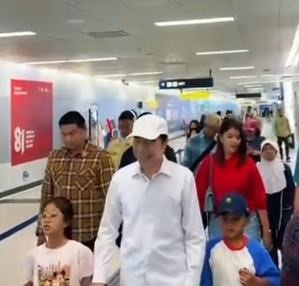 Mantan Presiden Jokowi saat mengajak cucunya jalan-jalan naik MRT Jakarta (dok. Instagram Jokowi)