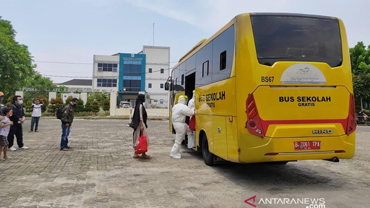 Petugas Unit Pengelola Angkutan Sekolah (UPAS) Dinas Perhubungan DKI Jakarta mengevakuasi pasien COVID-19 menggunakan bus jemputan sekolah dari sejumlah Puskesmas di Jakarta, Senin (28/9/2020). ANTARA/HO-UPAS Dishub DKI Jakarta/am.