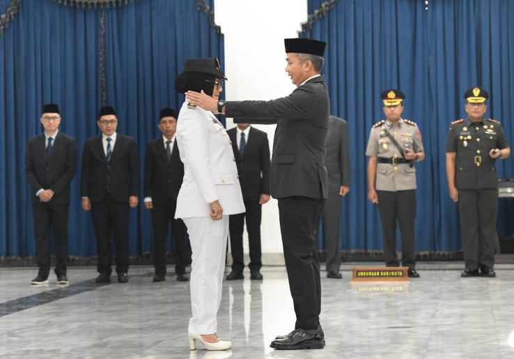 Lantik Eti Herawati sebagai Wali Kota Cirebon, Bey Ingatkan soal Integritas