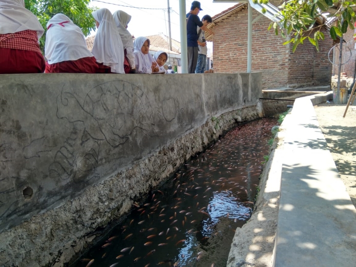 Selokan ini menjadi hiburan warga (Foto: MP/Mauritz)