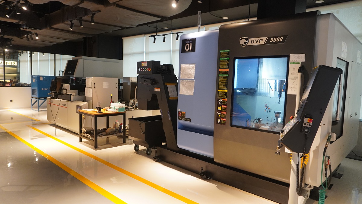 IAMC dilengkapi dengan teknologi CNC 5-Axis Machines