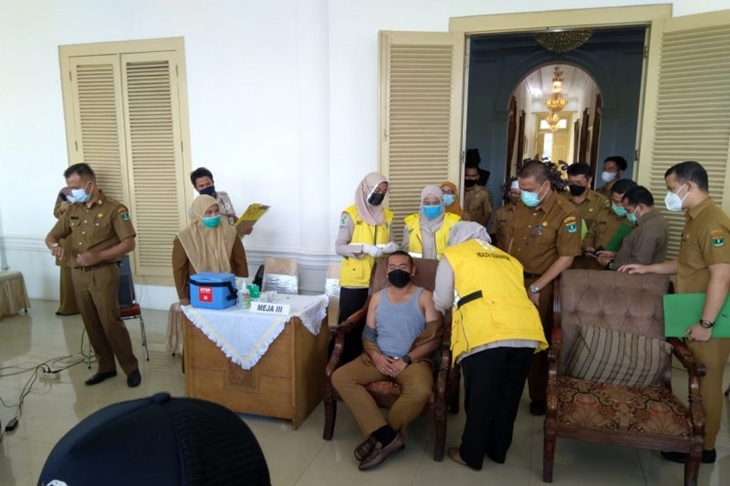 Wakil Gubernur Sumbar, Audy Joinaldy divaksin COVID-19. (ANTARA/ist)