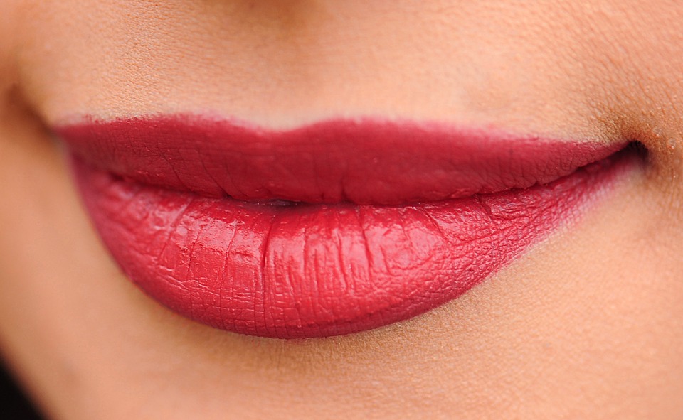 Bikin Kurang Percaya Diri, Ini Tips Jitu Menyembunyikan 'Double Chin'