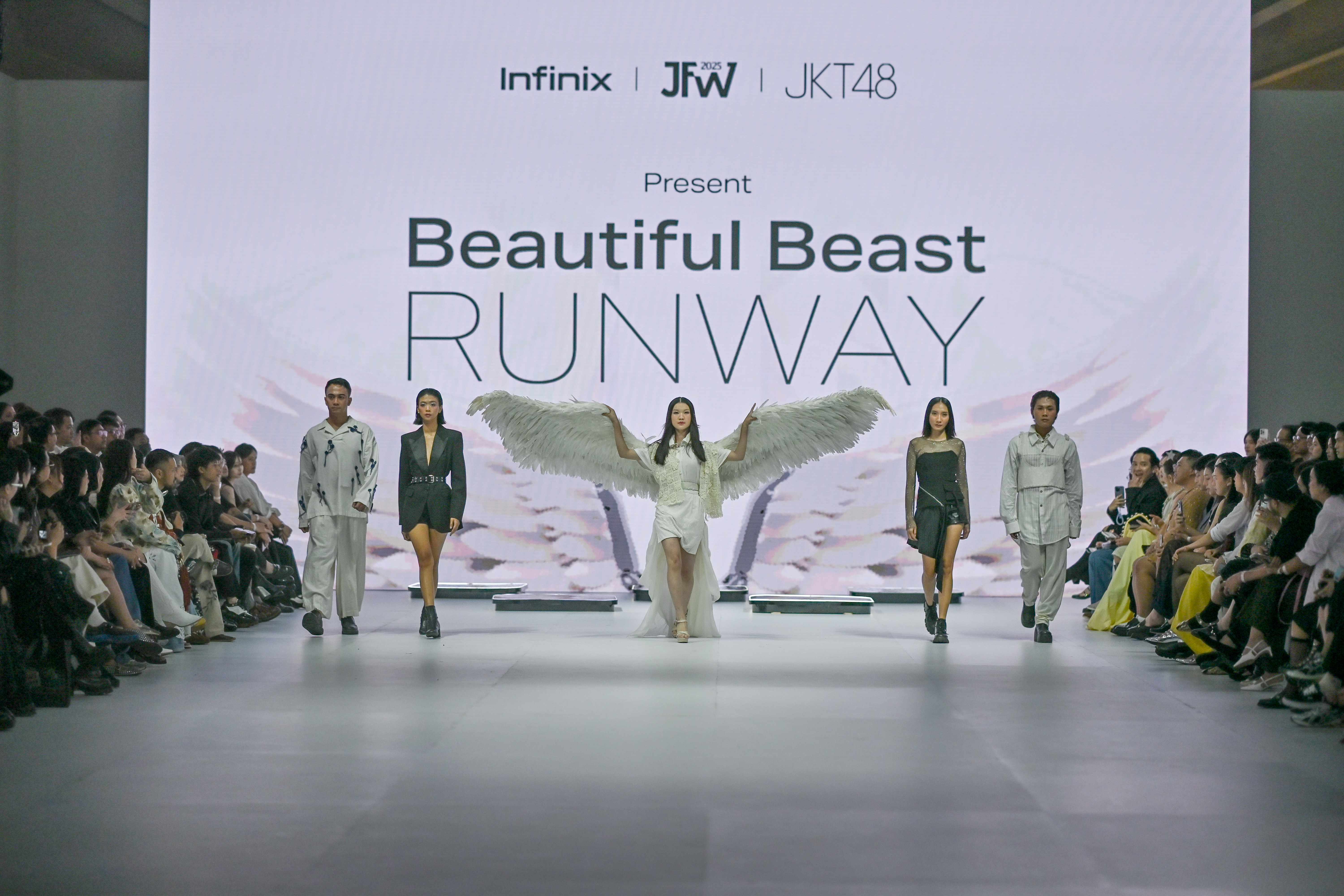 Infinix Tampilkan Beautiful Beast Runway di JFW 2025, Koleksi Busana dengan Performa HOT 50 Pro+