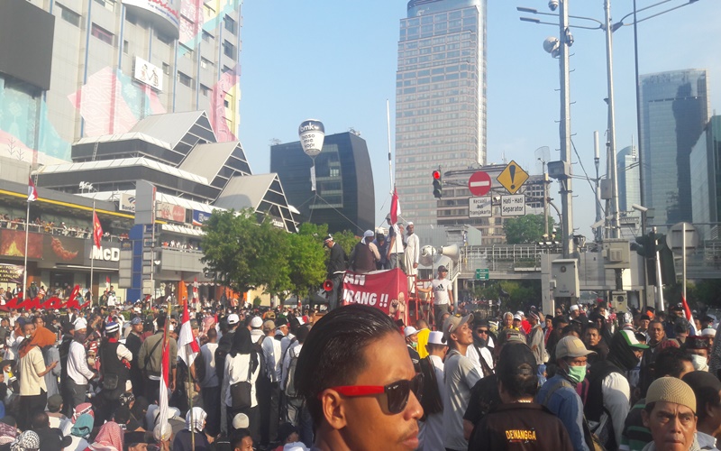 Massa terlibat dalam aksi unjuk rasa depan Bawaslu Jakarta