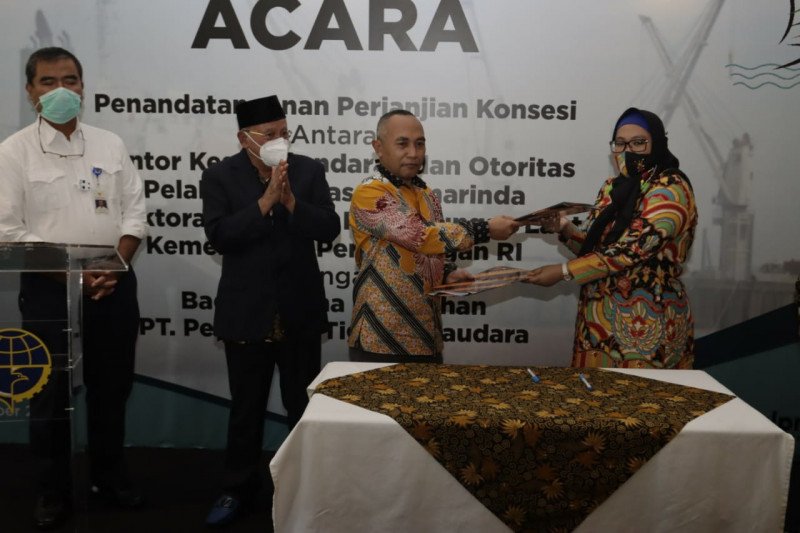 Penandatanganan Perjanjian Konsesi Pengusahaan Pelabuhanan antara PT Pelabuhan Tiga Bersaudara dengan Kantor Kesyahbandaran dan Otoritas Pelabuhan Kelas II pada Ditjen Perhubungan Laut Kemenhub di Jakarta, Jumat (4/12/2020). ANTARA/HO-PT PTB