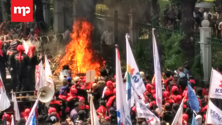 Aksi Memanas, Massa Buruh Bakar Bunga untuk Ahok-Djarot