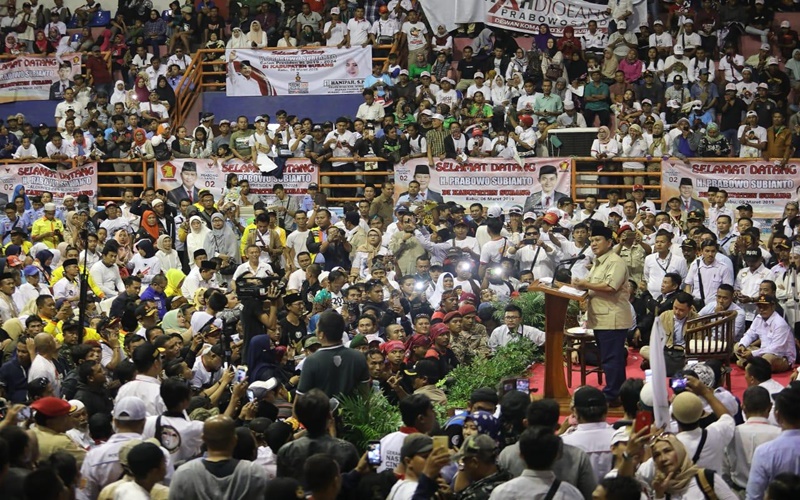 Prabowo berpidato di hadapan massa pendukung
