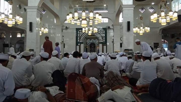 Ribuan warga di Musala Makam Guru Sekumpul